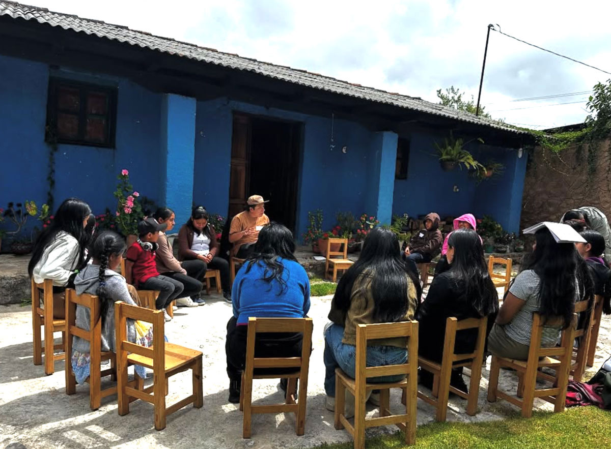 Participants engaging in discussion during the Migration Stories and Fanzines workshop. © Otros Dreams en Acción